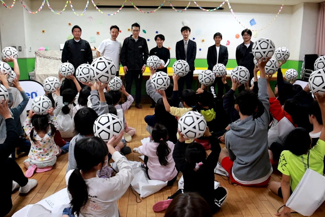 モルテン、JFAと共に組み立て式サッカーボールを1,000人の子どもたちに届ける活動を開始