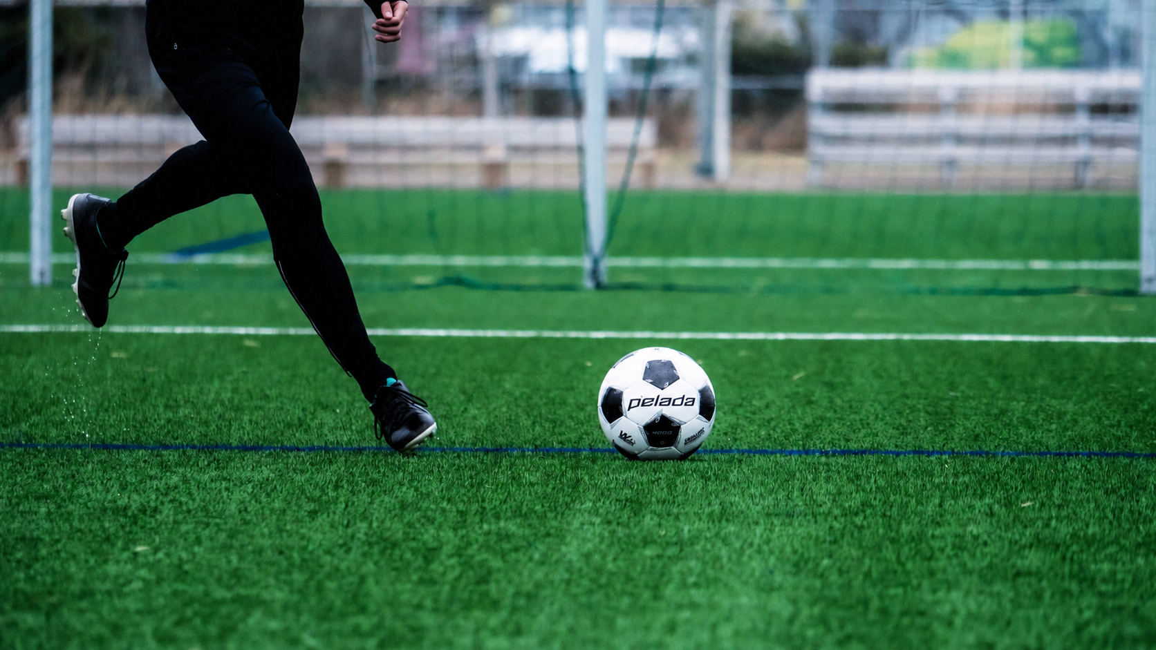 サッカーボールの空気圧でプレーは変わる！適正値の目安と調整のコツを解説